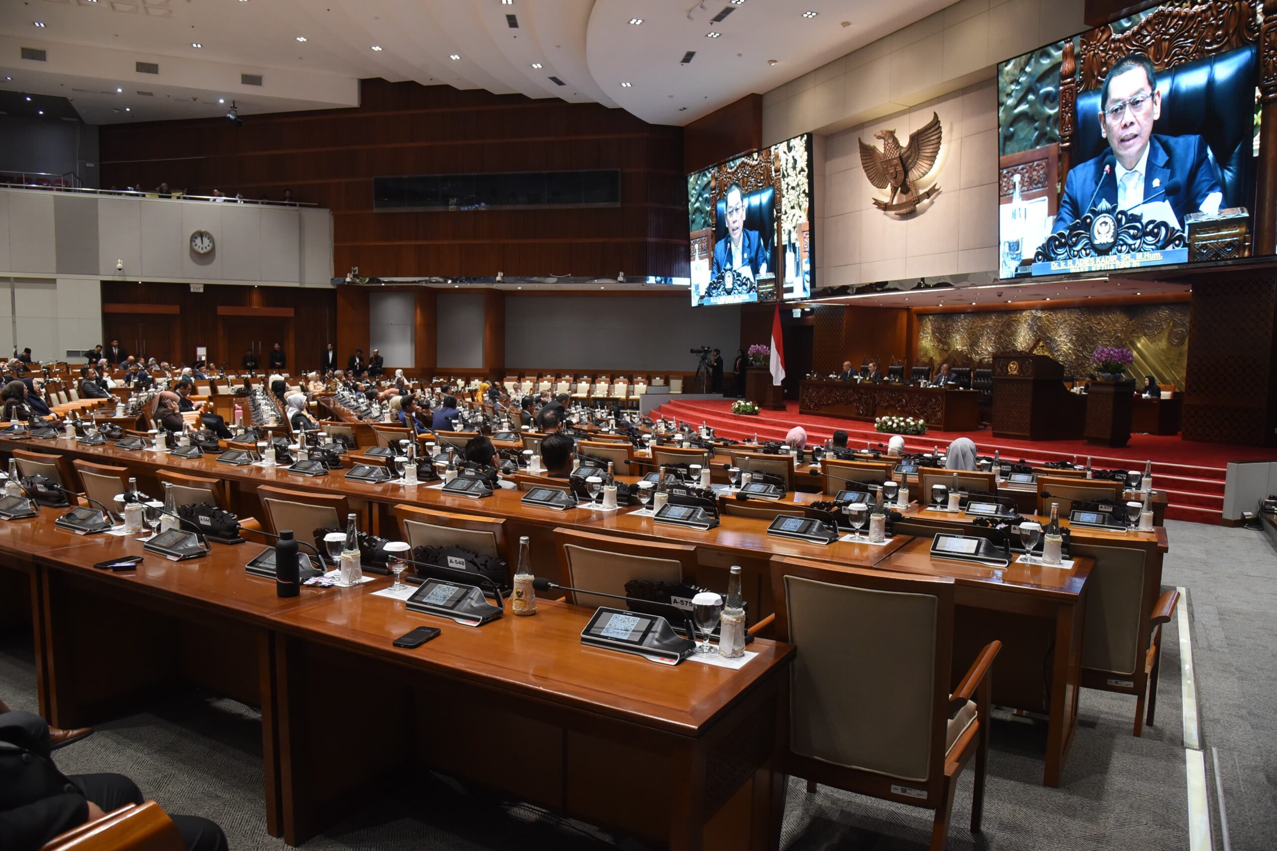 Suasana Rapat Paripurna yang di pimpin Wakil Ketua DPR RI Adies Kadir secara resmi menyetujui Ranca20250701185845 scaled